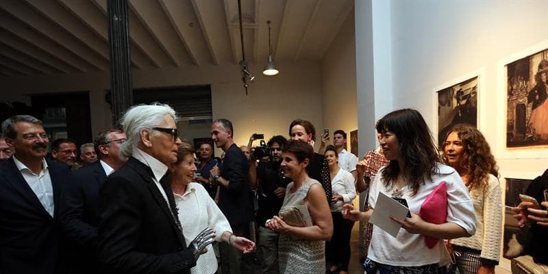 .... Por la noche la ciudad se entrega al glamour con el director creativo de Chanel, Karl Lagerfeld.