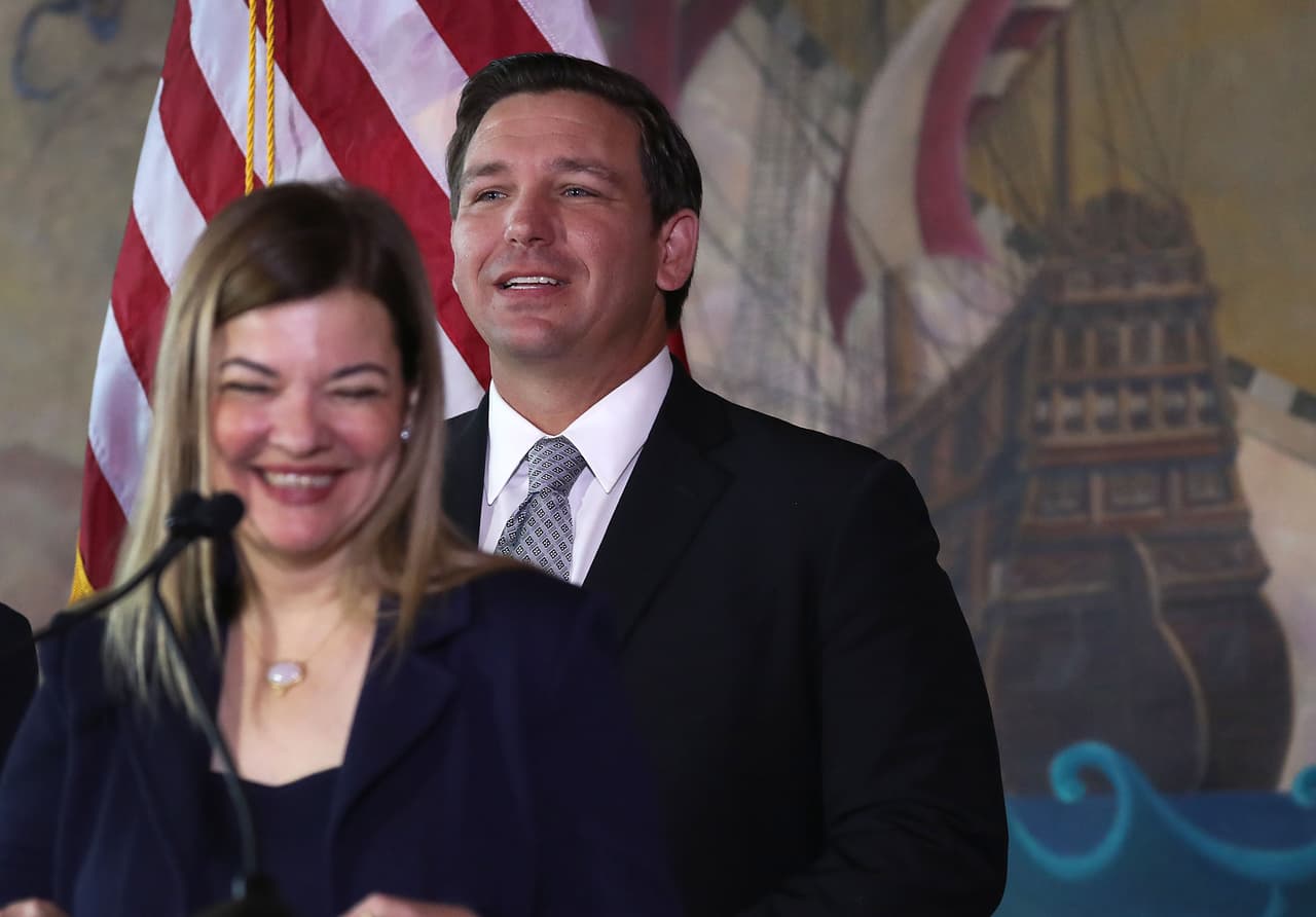 Lagoa fue nominada por Trump para la Corte del Circuito 11 de Apelaciones de EEUU en noviembre del 2019 y anteriormente fue la primera mujer hispana y 
<a href="https://www.univision.com/local/miami-wltv/barbara-lagoa-se-convierte-en-la-primera-magistrada-hispana-en-la-corte-suprema-de-justicia-de-la-florida">la primera cubanoamericana en hacer parte de la Corte Suprema del estado de Florida</a>.
<br>