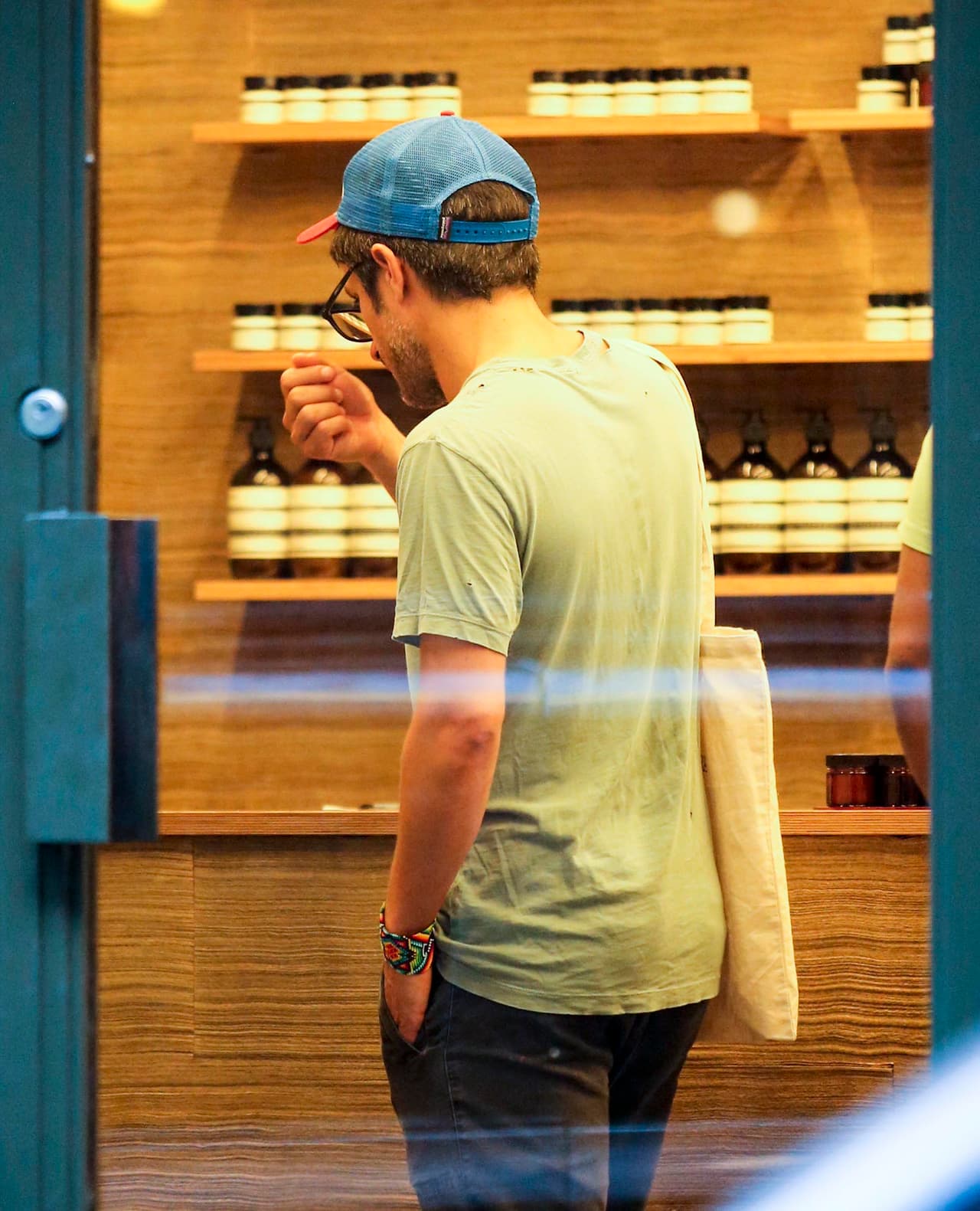 Gael olía la fragancia, para ver si le convencía.