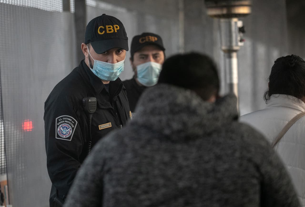 Oficiales de inmigración de EEUU revisan la documentación de quienes buscan cruzar por el paso fronterizo. La coordinadora de la Casa Blanca para la frontera sur y exembajadora en México, 
<a href="https://www.univision.com/noticias/inmigracion/reunificar-familias-migrantes-separadas-donald-trump-fracaso-moral-roberta-jacobson">Roberta Jacobson</a>, señaló la semana pasada que "la situación de los migrantes en el campo de Matamoros es una de las cosas más preocupantes". La funcionaria afirma que las solicitudes que tendrán prioridad son las de personas que tienen más tiempo inscritas en el MPP y quienes están en situación de vulnerabilidad.