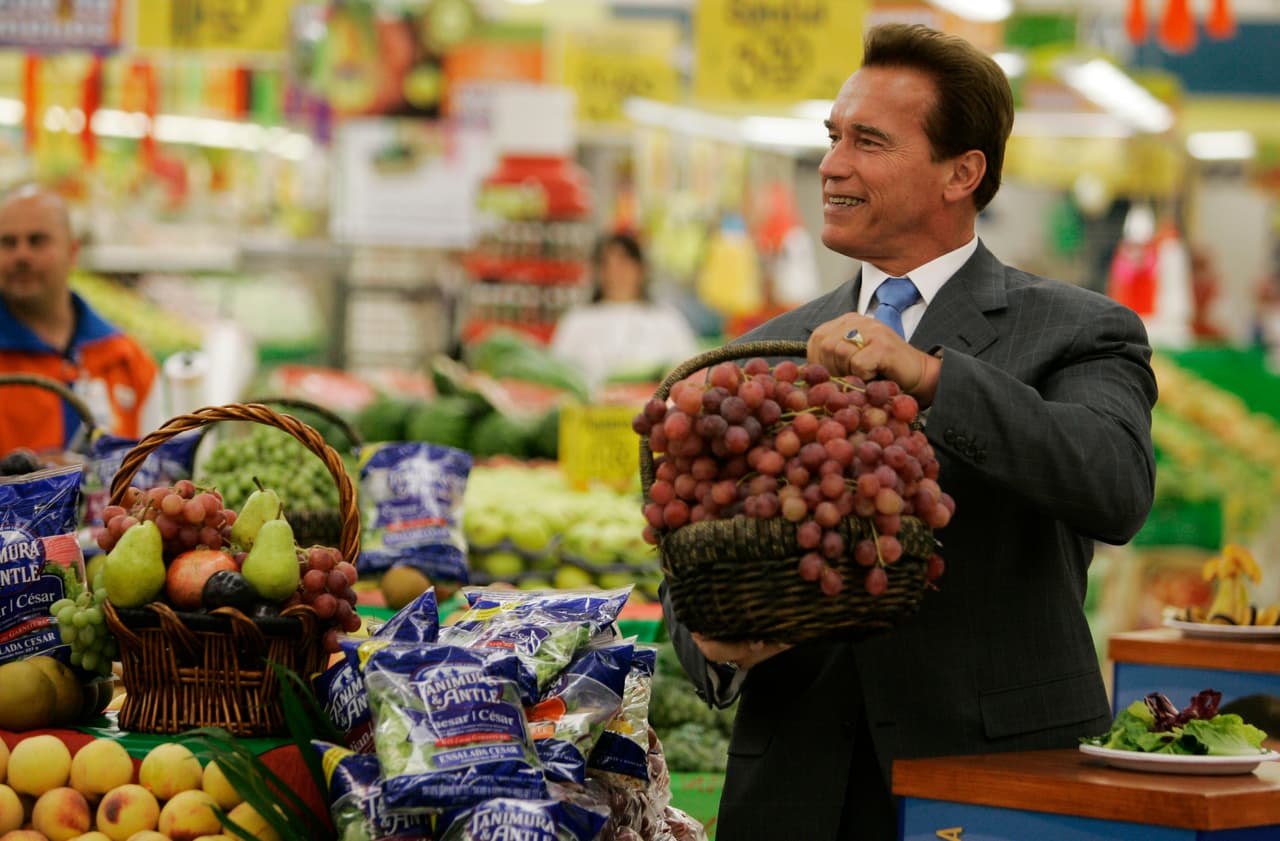 <b>Uvas.</b> En esta imagen de 2006 el entonces gobernador de California, Arnold Schwarzenegger, muestra una cesta de uvas estadounidense en un mercado de la Ciudad de México.