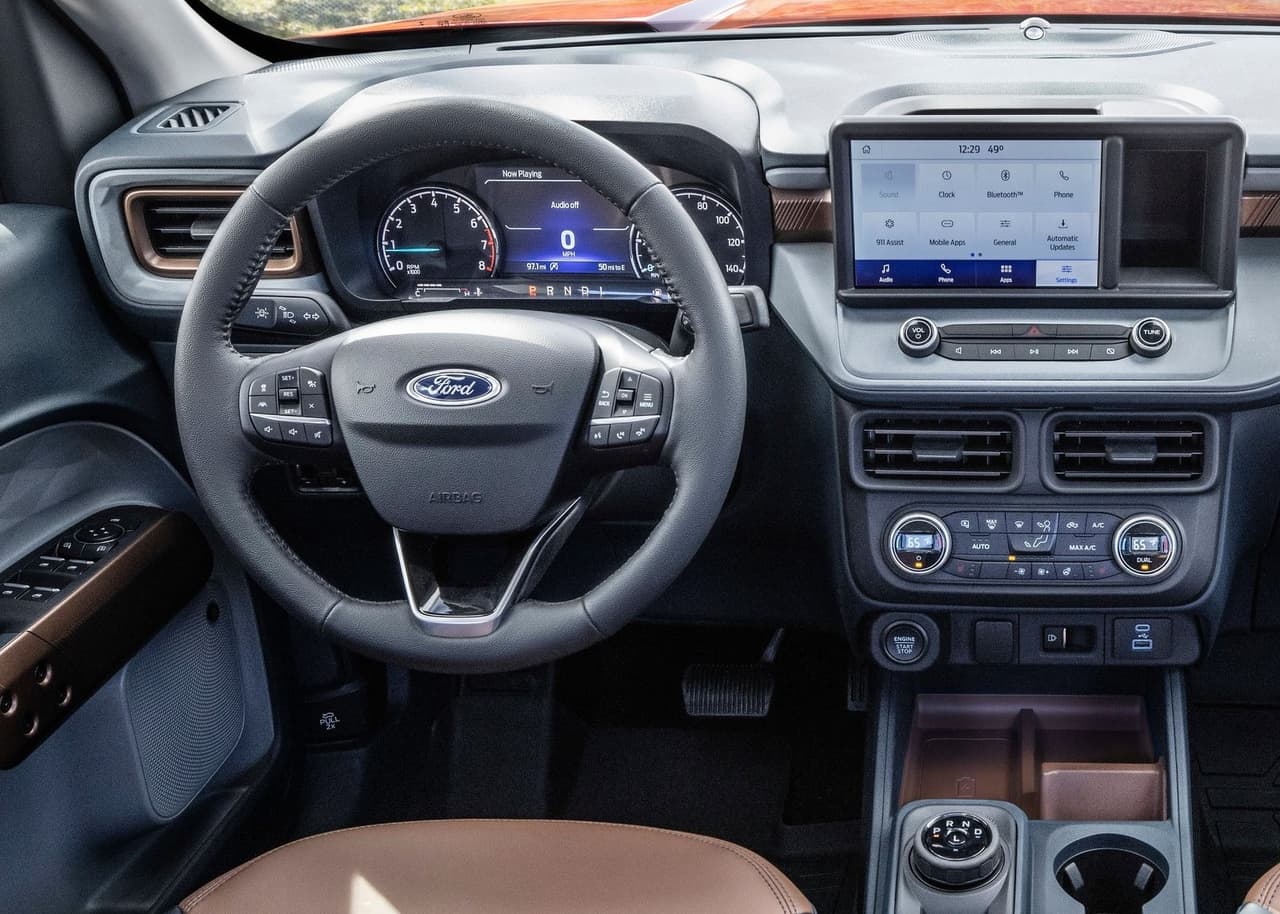 En el habitáculo, todas las versiones de la Maverick reciben de serie un sistema de información y entretenimiento con una pantalla táctil de 8 pulgadas, capacidad WiFi e integración con Apple CarPlay y Android Auto.