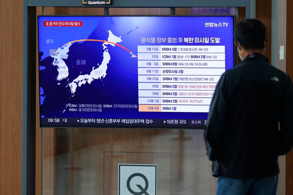 Corea del Norte lanza un misil balístico que voló sobre Japón