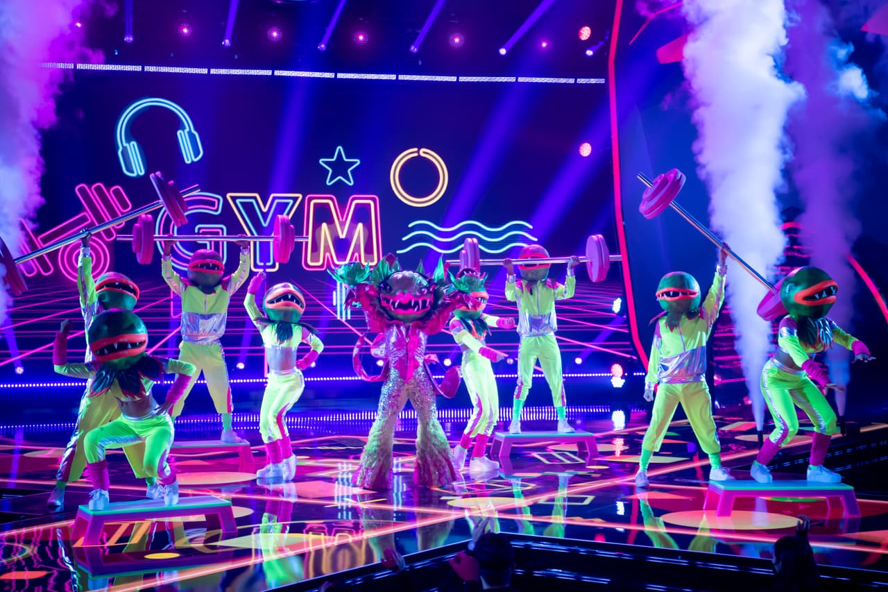 Ella cantó ‘I’m So Excited’ de The Pointer Sisters y puso a bailar a todos los presentes al ritmo de los 80. Todos creen que se trata de alguien diferente y sus candidatas fueron, Fey, Tatiana, Mariana Treviño y Alicia Villarreal.