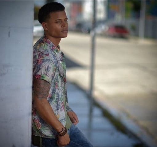 Las camisetas estampadas también. Las usa ajustadas y de paso le ayudan a resaltar los tatuajes que tiene en sus brazos.