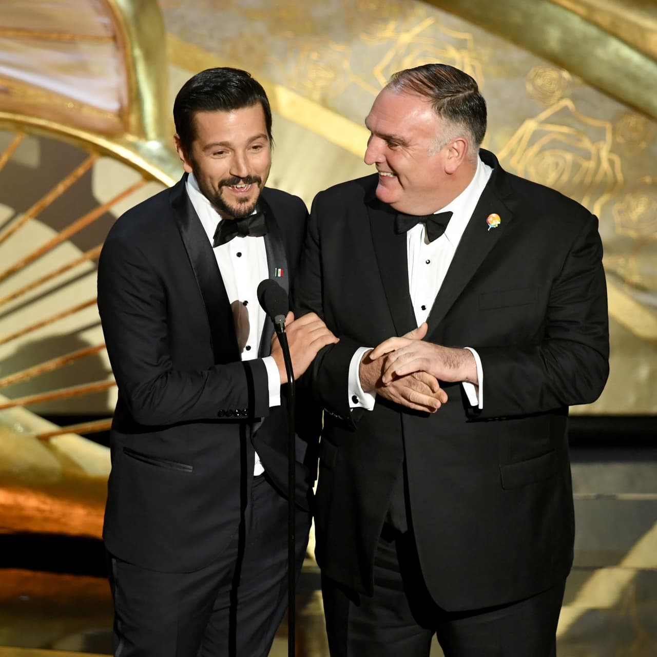Otra muestra de su apoyo a México la llevó en la solapa del traje con un pin que representaba a la bandera tricolor.