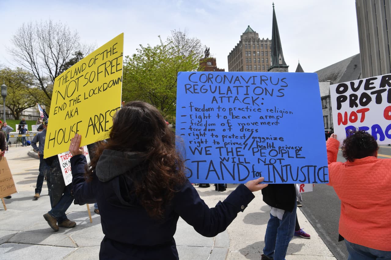 Cientos han protestado en ciudades de Estados Unidos contra los cierres relacionados con el coronavirus, con el aliento del presidente Donald Trump, a medida que aumenta el resentimiento contra el costo económico paralizante del encierro.