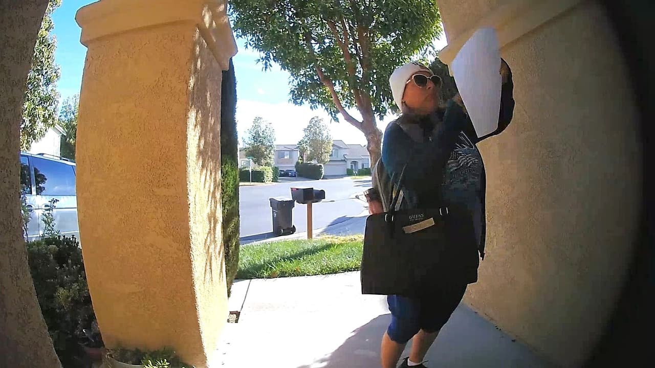 "¡Váyanse de inmediato!": arrestan a mujer que pegaba mensajes racistas en un vecindario del norte de California