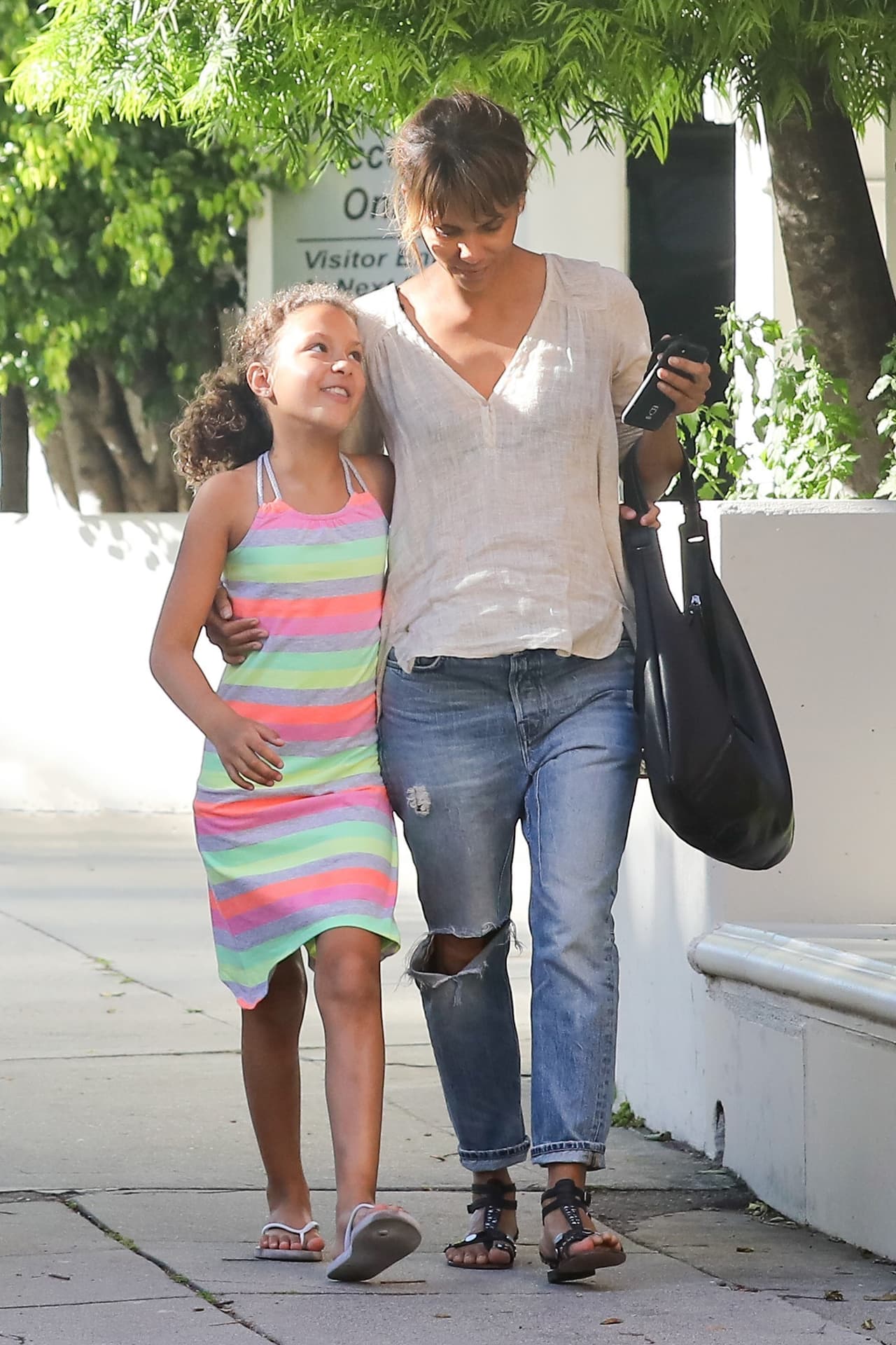 Por su parte, Halle escogió una blusa clara y unos jeans desgastados.