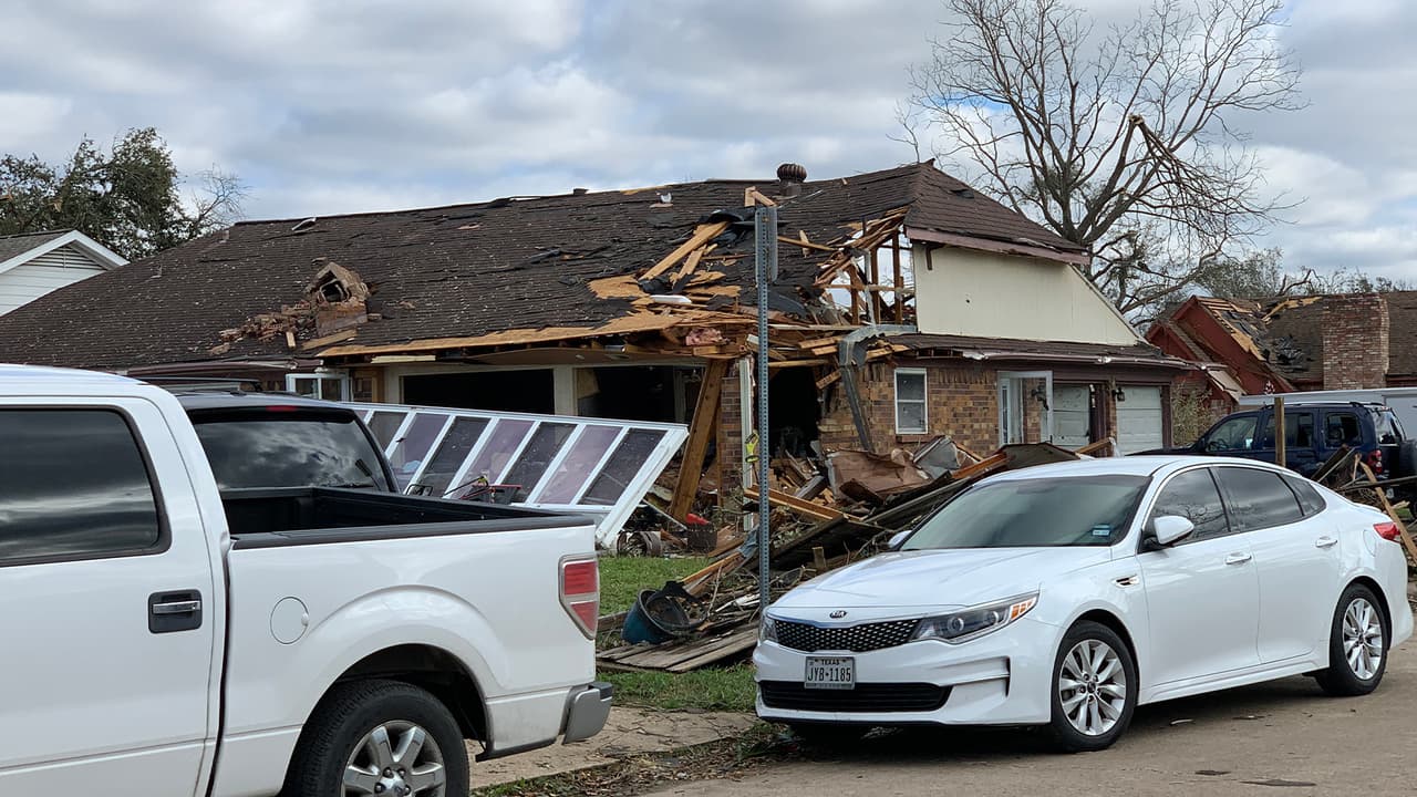 Vecinos cuentan que se escondieron en los baños ante el temor del imponente tornado.