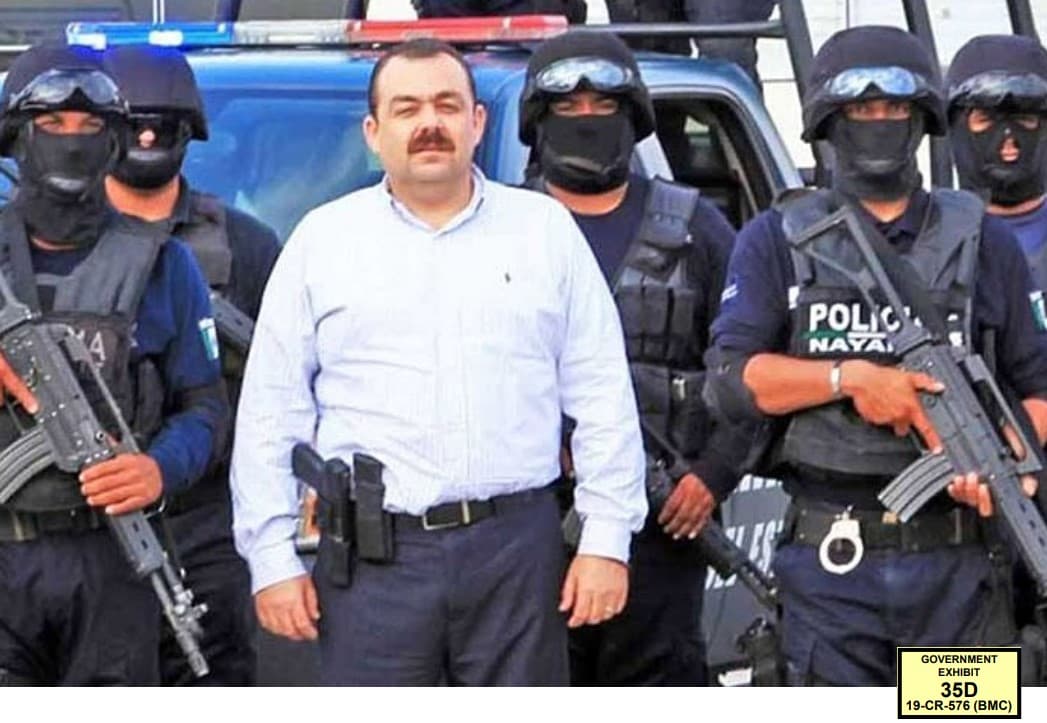 El exfiscal estatal Édgar Veytia posa frente a policías de Nayarit.