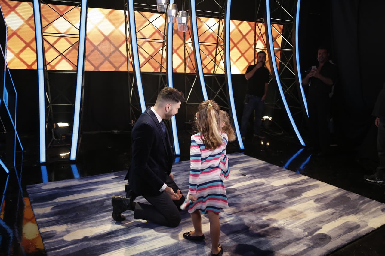 El conductor pudo platicar con las pequeñas durante un rato, antes de comenzar a grabar.