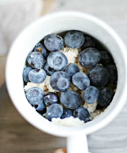 Preparar este muffin de arándanos en el microondas te tomará solo 5 minutos 