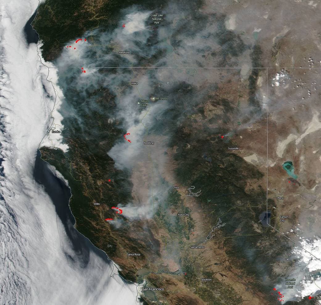 Así se ve desde el espacio el incendio más grande de la historia de California