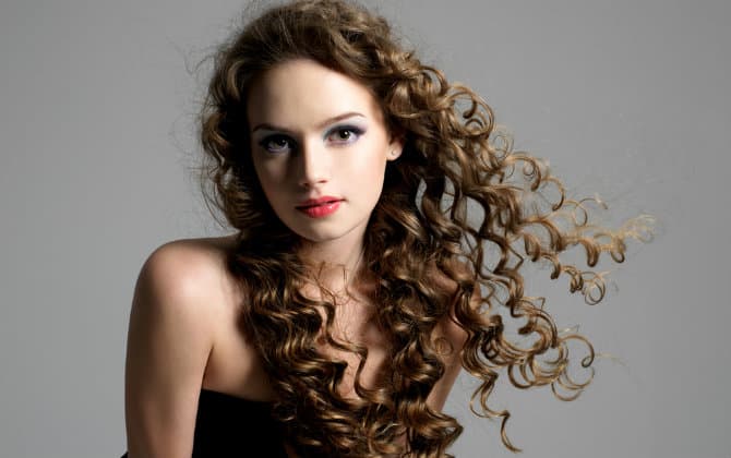 4 trucos geniales para tener los rizos intactos todo el día