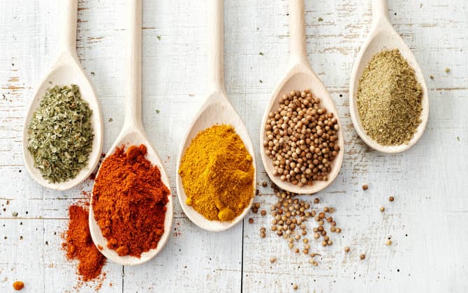 Reducí el consumo de sal en tus comidas sustituyéndola por estas hierbas y especias