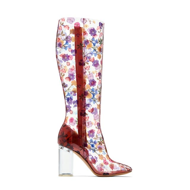 Katy Perry vende las botas más delicadas: ¡querrás que llueva todos los días para usarlas!