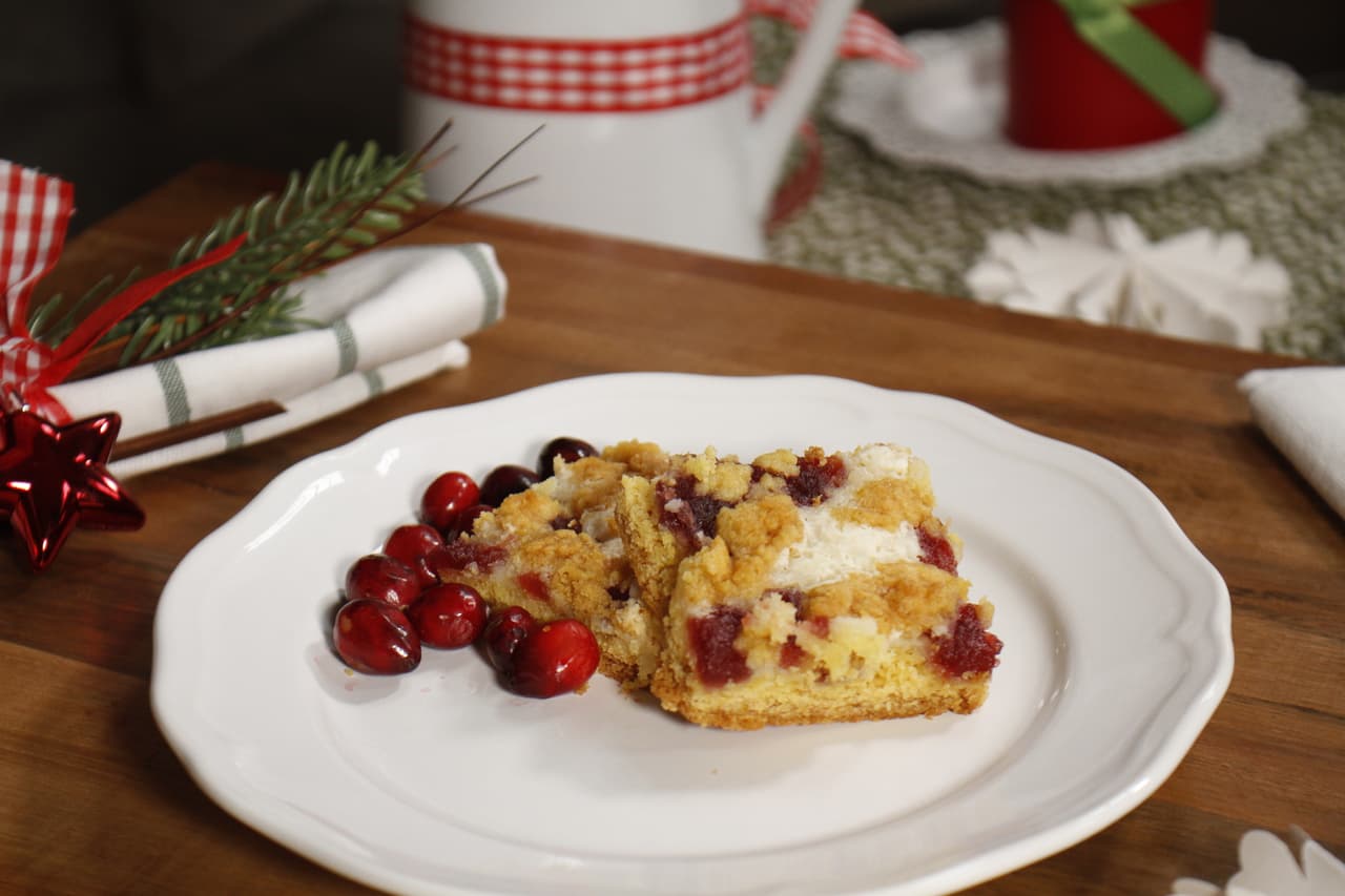 Prepara esta barra de arándanos con tarta de queso con crema agria, ¡una delicia! 