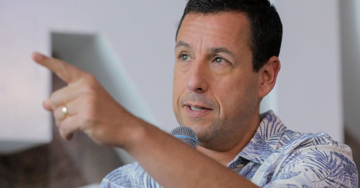 Regañaron a Adam Sandler en un restaurante y no lo reconocieron: la historia viral de TikTok