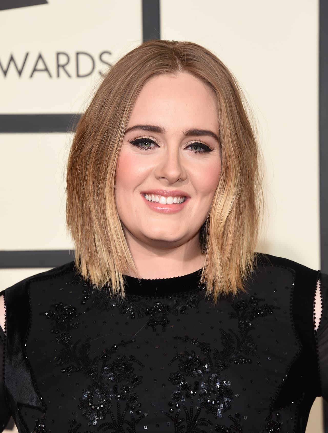 Adele sigue impactando con su nueva imagen: peinado y bikini noventeros para el verano
