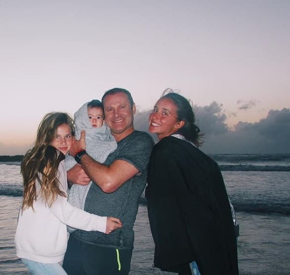 Aunque actualmente viva lejos de sus hijas mayores, él siempre está presente a la distancia enviándoles su amor incondicional.