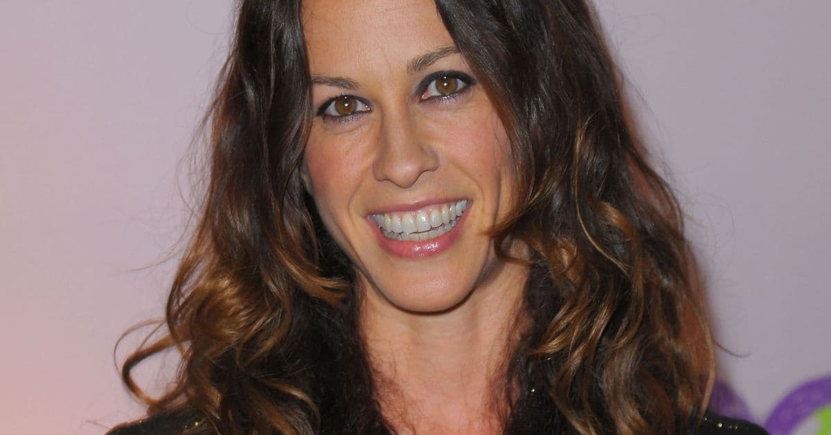  Alanis Morissette se convirtió en madre por tercera vez a los 45 años y su bebé es hermoso