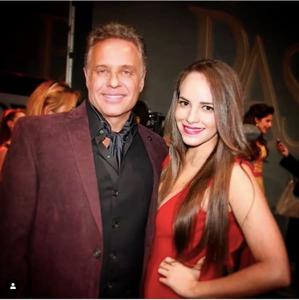 <b><a href="https://www.univision.com/entretenimiento/la-hija-mayor-de-alexis-ayala-stephanie-sigue-los-pasos-de-su-famoso-padre-fotos#3bf109380000" target="_blank">Alexis Ayala también es padre de Stephanie</a></b>, su hija mayor, a la que tuvo con Beatriz Zazueta. 
<br>