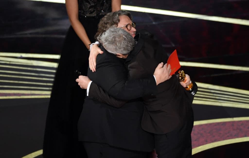 Cuarón y Guillermo del Toro se dieron un abrazo de compadres para celebrar el triunfo de 'Roma'