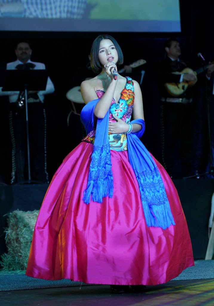 Sobre encaminarse a ser una exponente que enaltezcan sus raíces mexicanas, Ángela Aguilar compartió que "el corazón de las nuevas generaciones está lleno de mexicanidad". 
<br>