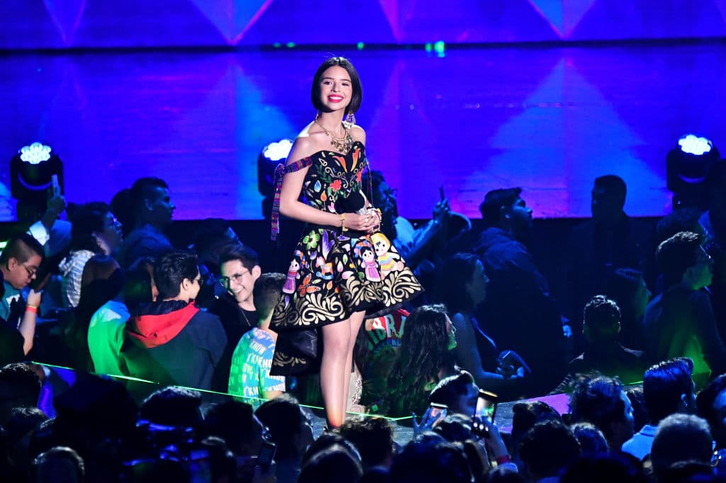 Ángela Aguilar cantó el himno nacional y lució un vestido que se robó todas las miradas