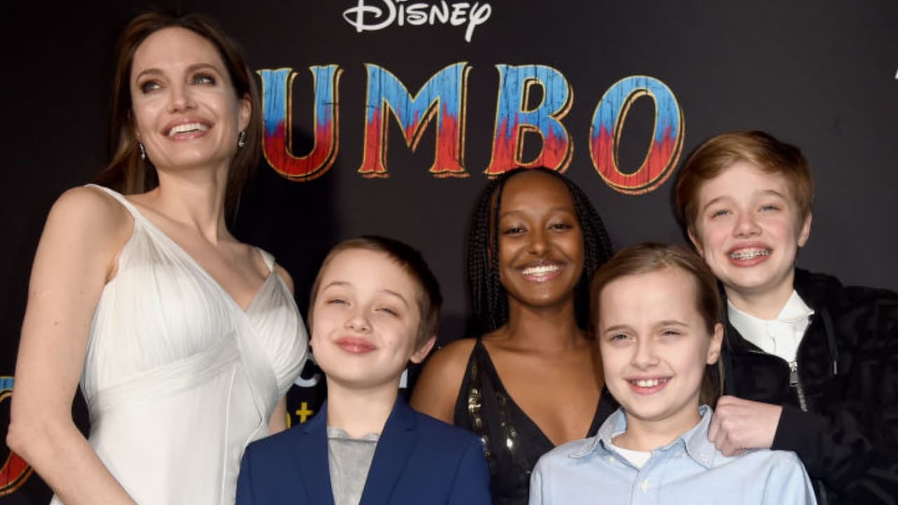 Reapareció Angelina Jolie junto a sus hijos y parece un ángel con su vestido de seda