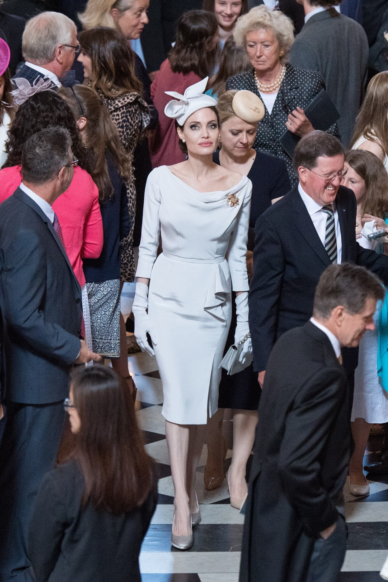 Angelina Jolie lució un bello vestido del mismo diseñador de Meghan Markle en su visita a Londres