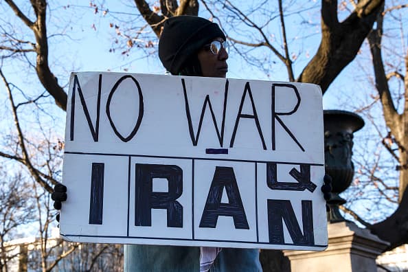 Con una poderosa ilustración, la creadora de Persépolis llama a la paz a estadounidenses e iraníes