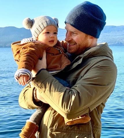 “Carlos no va a repudiar a su nieto, por lo que es muy poco probable que cambie las reglas para evitar que suceda [que se convierta en príncipe]”, compartió previamente una fuente a People.
<br>