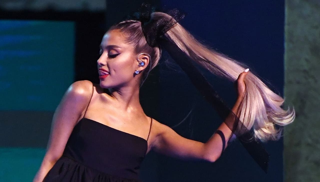Ariana Grande ya lleva la tendencia de mechones gruesos y nos urge copiar su look