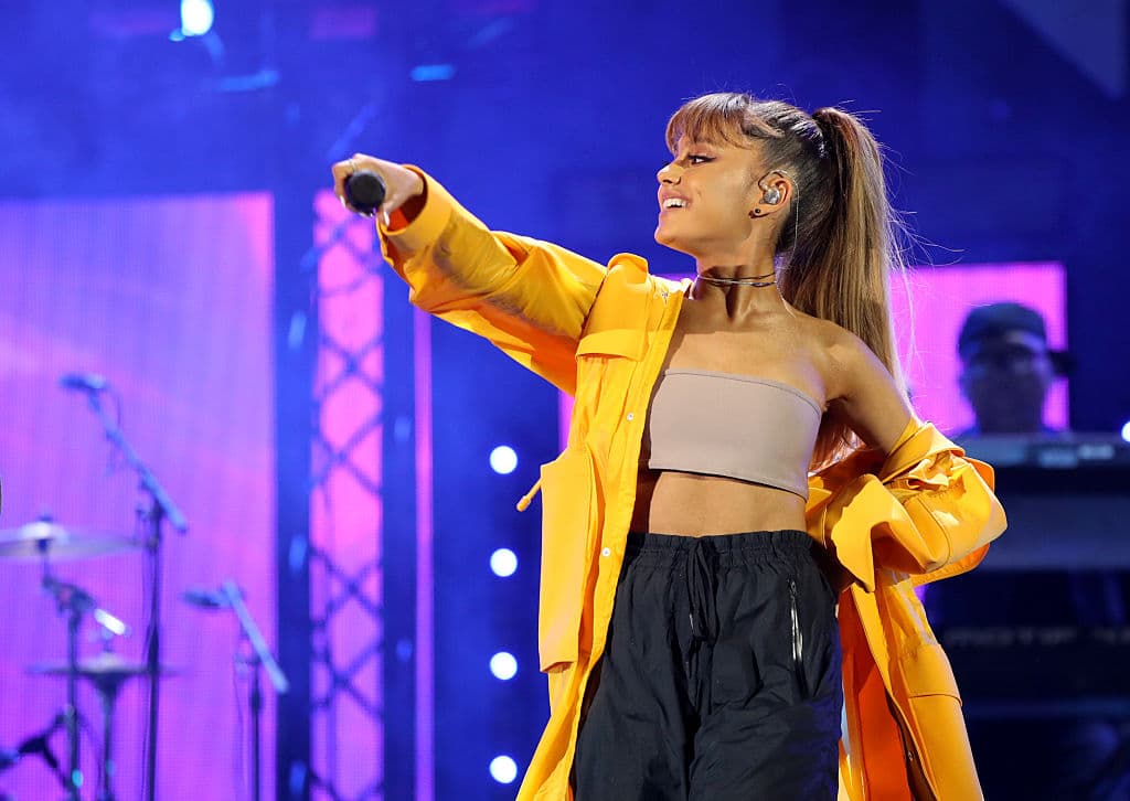 Ariana Grande reaccionó de forma inesperada con un fan en un show e Internet ESTALLA