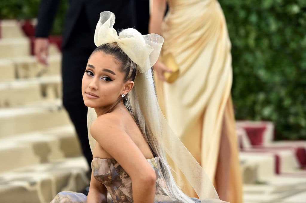 El homenaje a Audrey Hepburn que Ariana Grande hizo en su hermoso vestido de novia