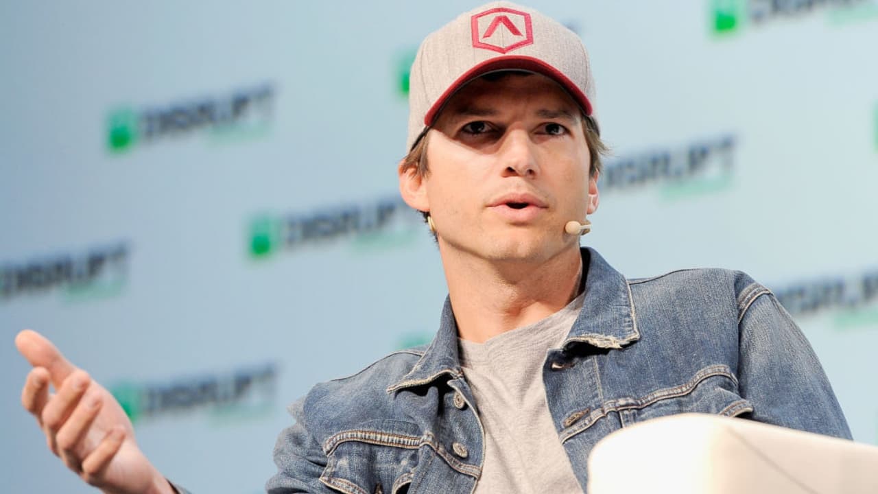 Twitter colapsa porque Ashton Kutcher comparte su número de celular (la razón, te romperá el corazón)