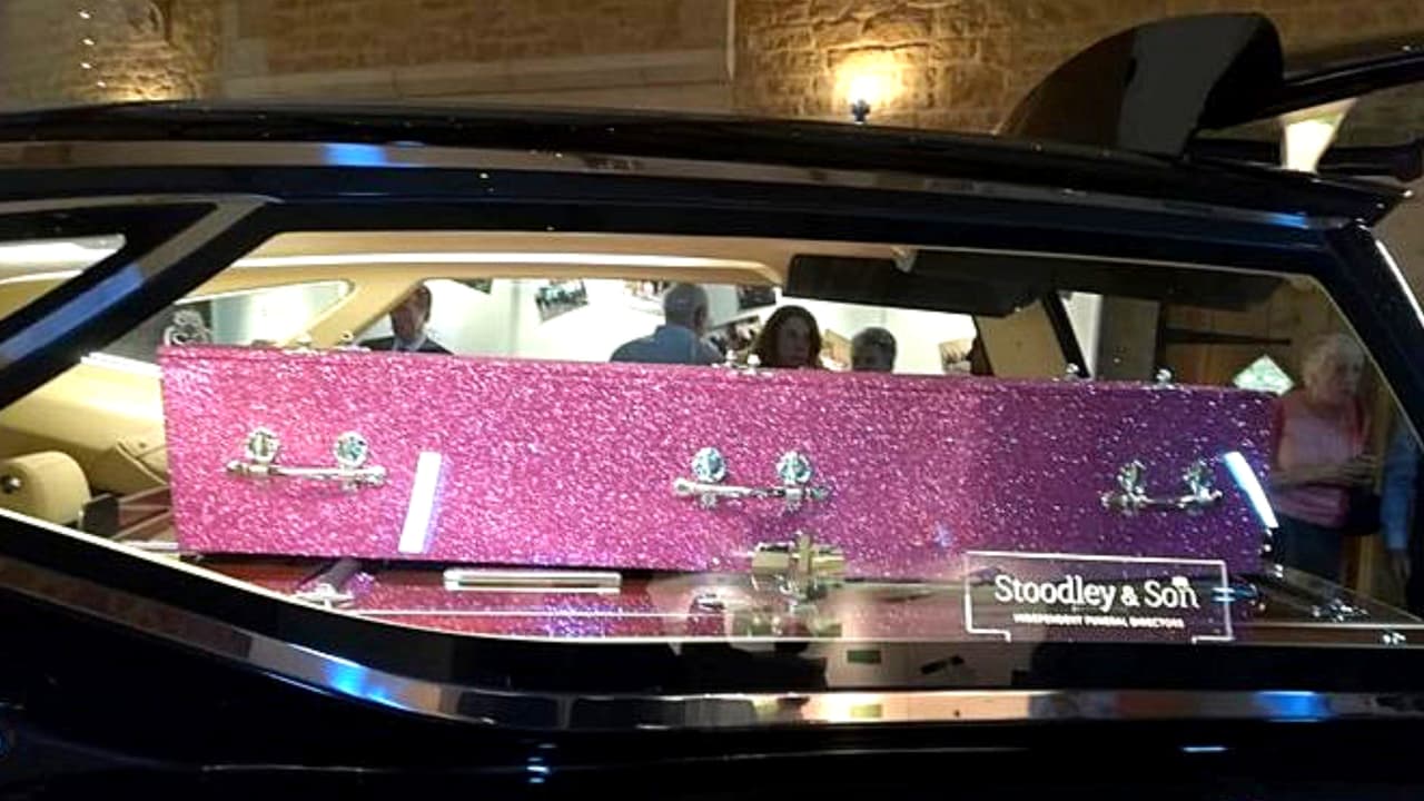 Fashionistas de la cuna hasta el cajón: ataúdes y urnas para cenizas a puro glitter y color