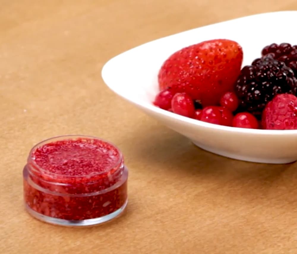 Prepara tu propio bálsamo labial y ahorra más dinero con estos trucos de belleza rápidos y fáciles