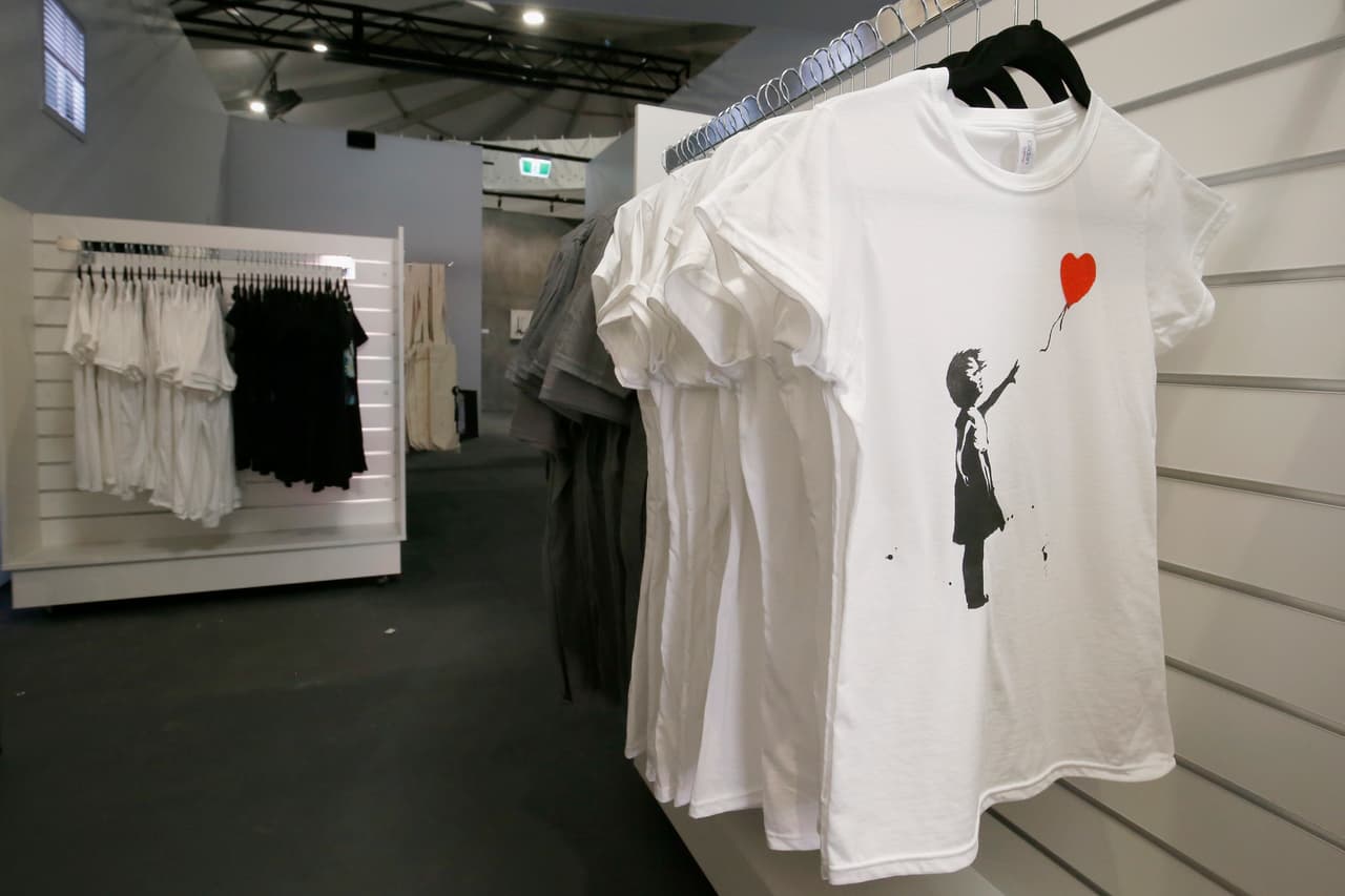 La icónica pintura de Banksy que se subastó por 1 millón de dólares y se autodestruyó al instante