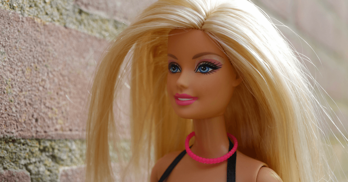 Esta Barbie plus-size en tamaño real rompe con todos los estereotipos y nos encanta