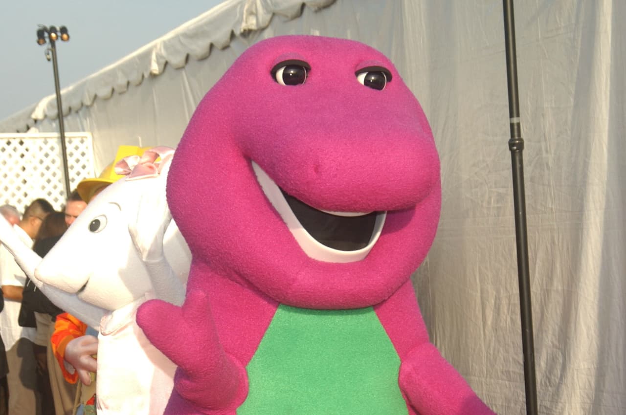 ¿Recuerdas a Barney el dinosaurio? ¡Ahora se dedica al sexo!