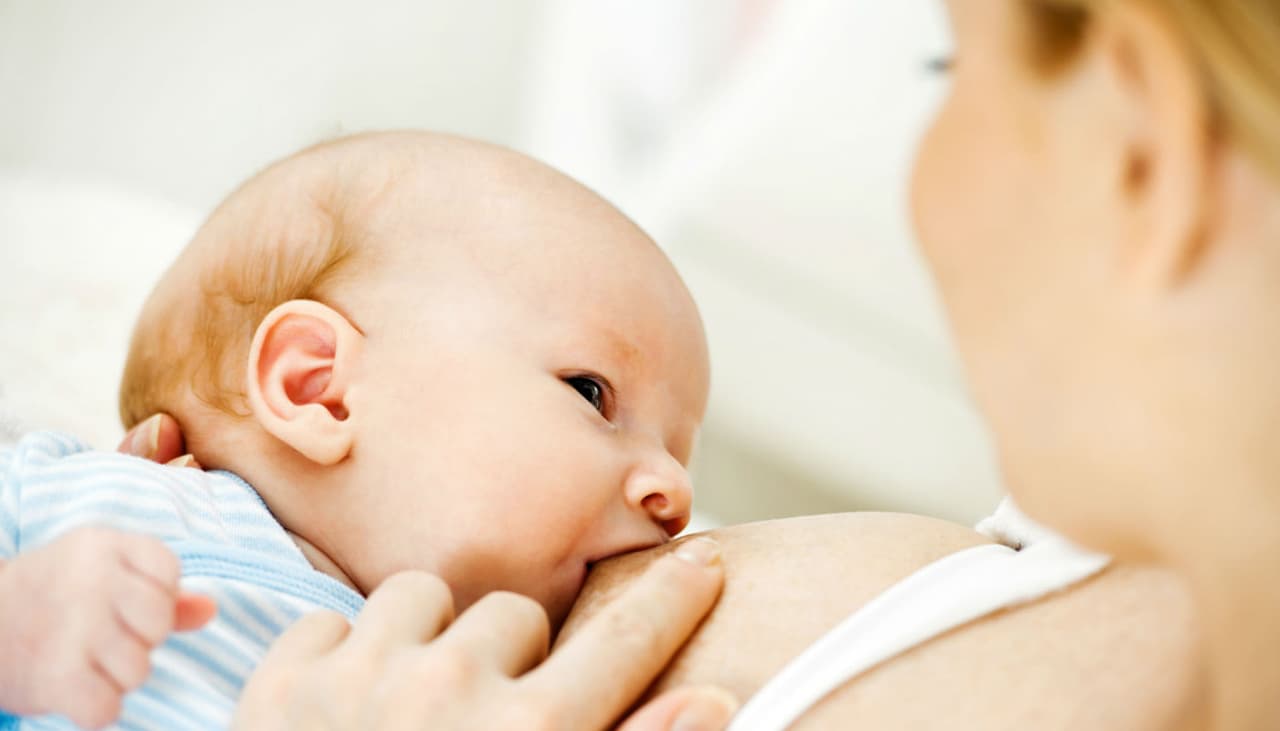 ¿Llegó el momento de destetar a tu bebé? Especialista explica los errores que debes evitar