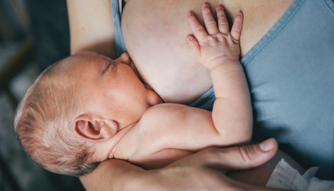 Puedes tratar la conjuntivitis del bebé con leche materna: médico enseña cómo hacerlo