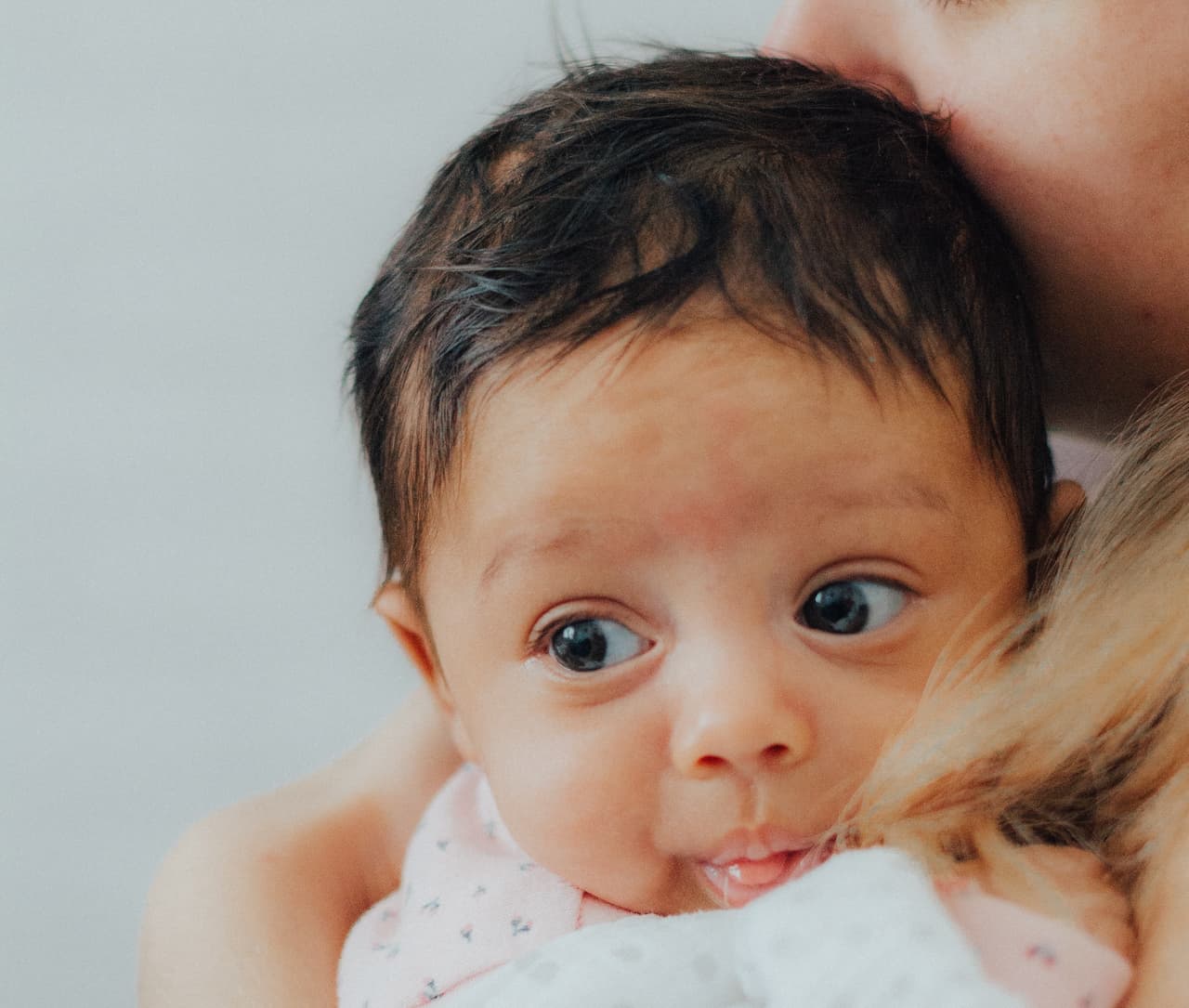 Mojar con alcohol el ombligo del bebé es un error: aprende la forma correcta de curarlo