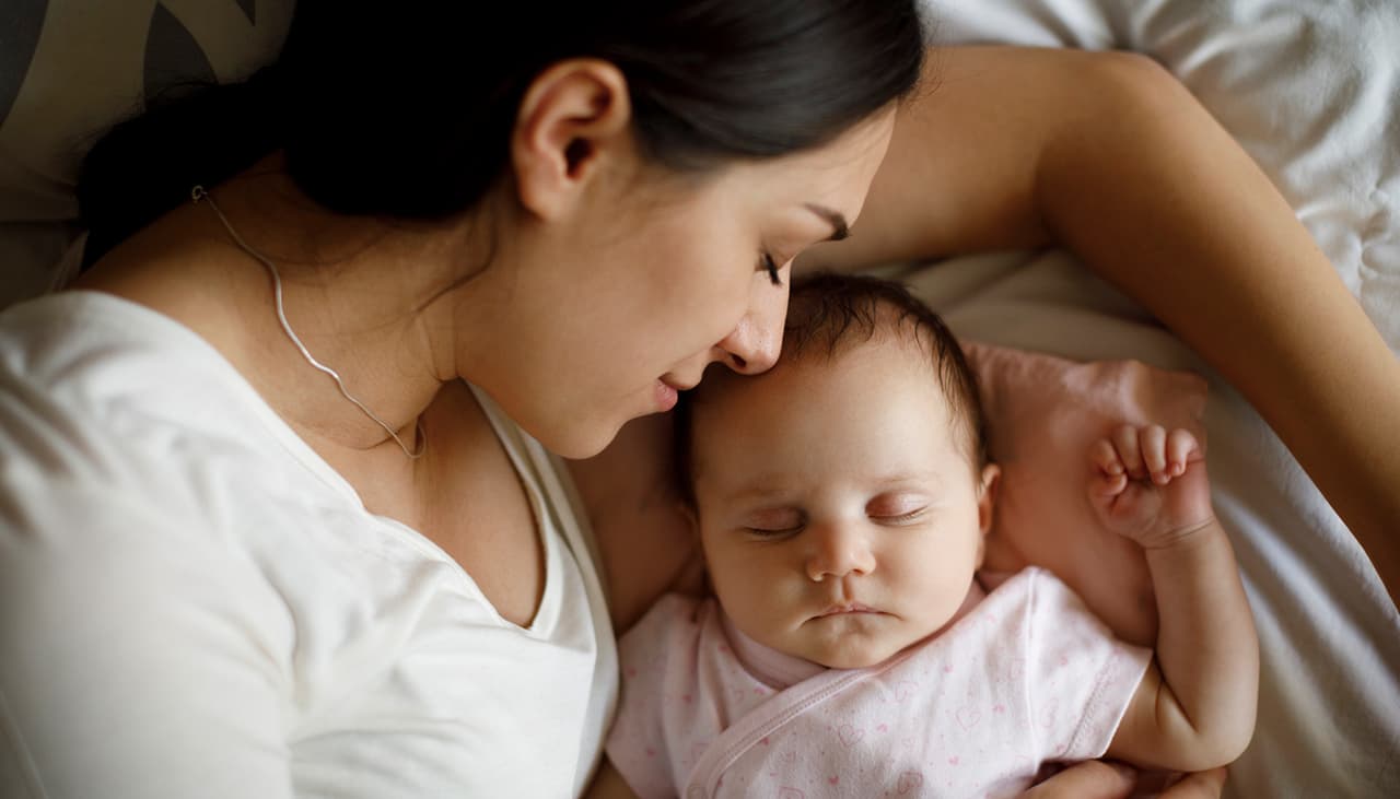 Tu bebé se dormirá en pocos minutos si usas ruido blanco: expertos explican cómo funciona