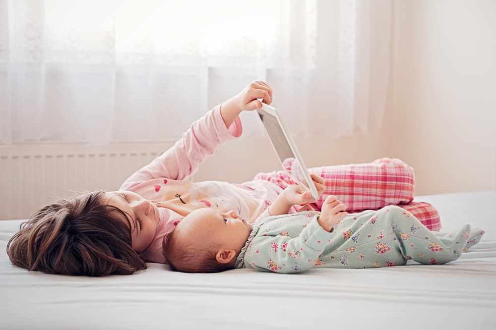 Usar dispositivos tecnológicos podría retrasar el habla de los más pequeños, según la ciencia