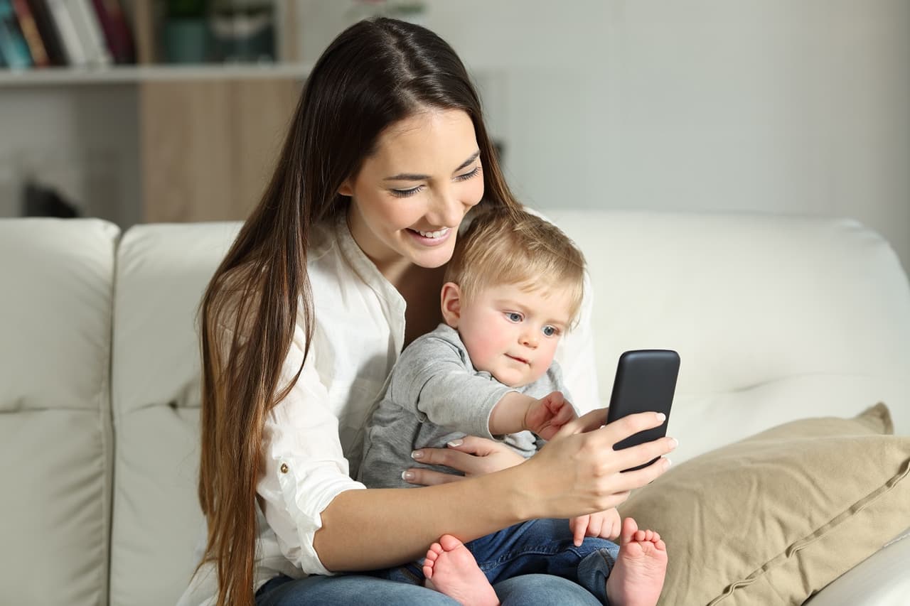 Por favor, deja de ver tanto tu celular: estás dañando a tu hijo