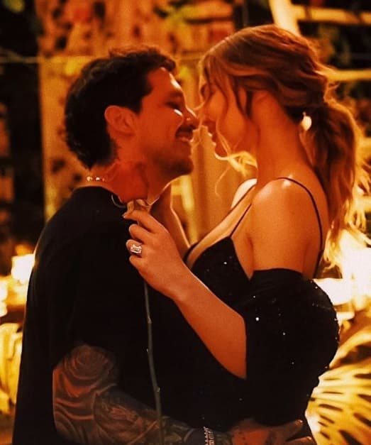 El cantante de 23 años expuso que la también actriz presuntamente
<b> le pedía dinero para ella y sus padres </b>hasta que él se "cansó". 
<br>